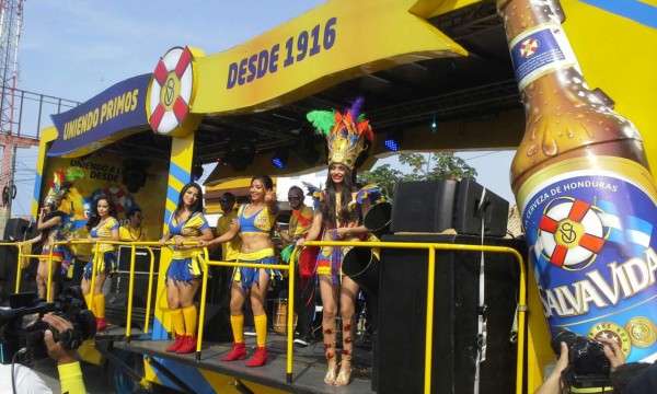 Colorido y belleza en desfile de carrozas y comparsas de La Ceiba