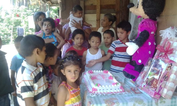 Niña que sufre parálisis recibió su regalo más esperado en Honduras