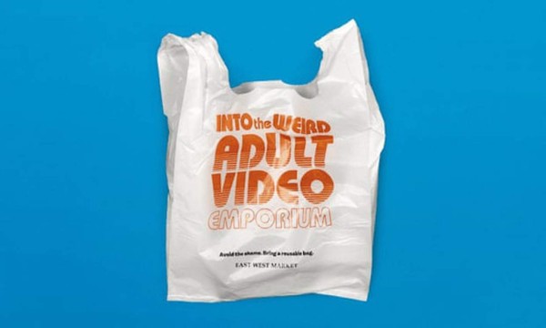 Tienda de Canadá puso textos vergonzosos en bolsas plásticas para evitar su uso