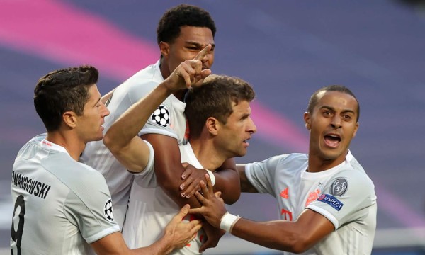 Thomas Müller celebrando su primer gol con Robert Lewandowski, Serge Gnabry y Thiago Alcántara. Foto AFP