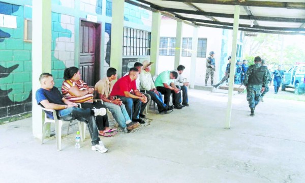 Movilizan 20 buses para apoyar a alcalde de Yoro, Arnaldo Urbina