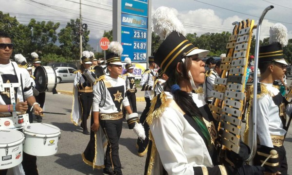 Reñido pulso entre las bandas marciales de Honduras
