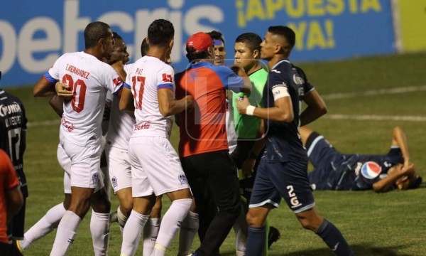 Comisión de Arbitraje señala los errores y aciertos de Armando Castro en el Motagua - Olimpia