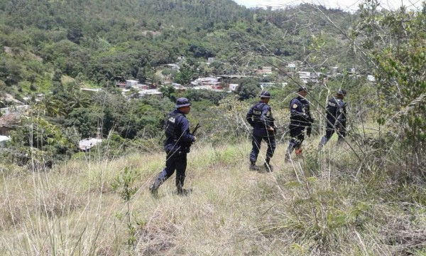 En lanchas cruzan ahora los coyotes a migrantes hondureños