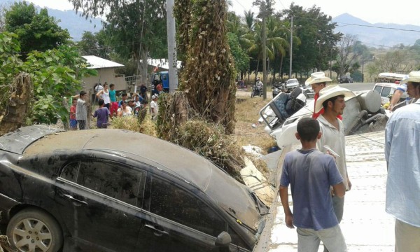 Seis heridos en fuerte encontronazo entre una rastra y un turismo