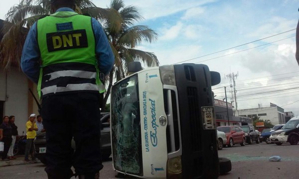 Seis heridos tras volcar rapidito en San Pedro Sula
