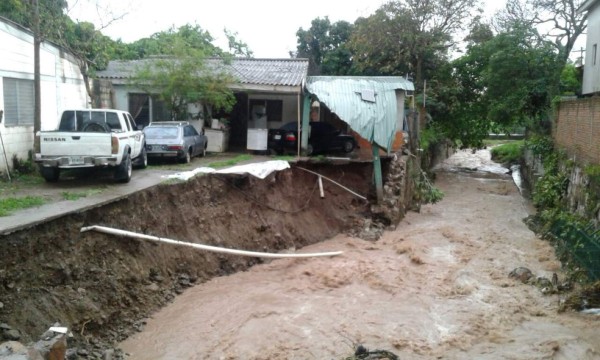 Lluvias inundan calles y causan daños en Tegucigalpa
