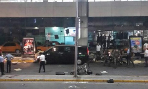 Un tiroteo inició en el parqueo del aeropuerto mientras se escucharon al menos dos explosiones al interior del mismo.