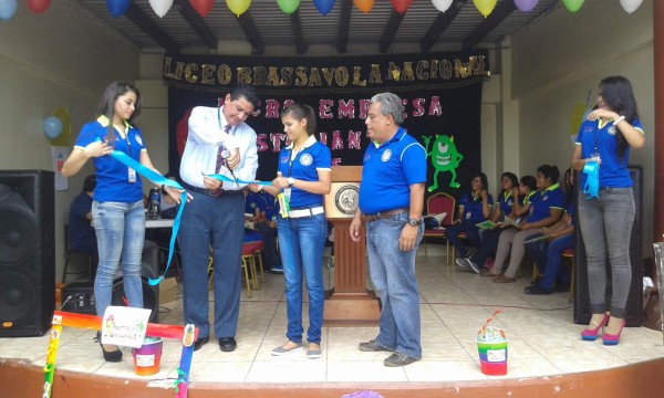 Estudiantes inauguran la microempresa Monster Ice