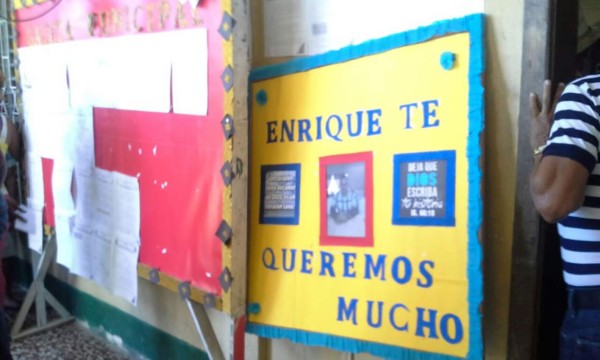 Los simpatizantes y seguidores del alcalde del municipio de San Francisco, Atlántida, Enrique Alejandro Matute Meza, reunidos hoy en la alcaldía.