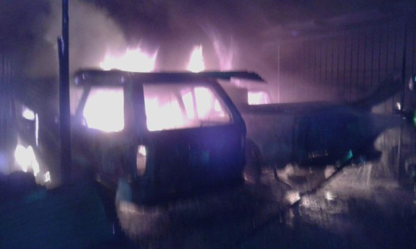 Incendian tres vehículos en La Ceiba, Atlántida
