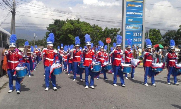 Reñido pulso entre las bandas marciales de Honduras