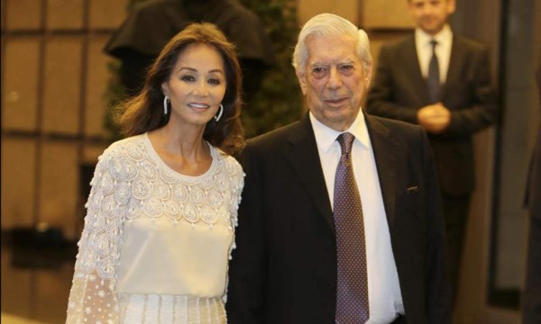Vargas Llosa quiere boda; Isabel Preysler lo piensa