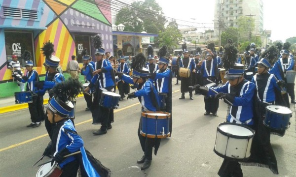 Escolares derrochan civismo en la primera calle de SPS