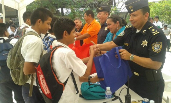 Policías donan mochilas a escolares sampedranos
