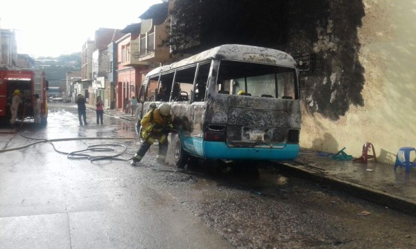 Pandilleros incendian bus de transporte urbano en Tegucigalpa