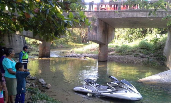 Moto acuática se desprende de carro y mata a niño que bañaba en río en La Ceiba