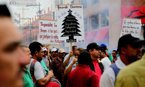 Marchan en protesta contra la Enee