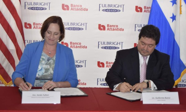 Guillermo Bueso y Embajada de EUA firman acuerdo de becas Fulbright