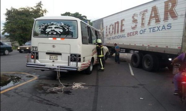 Un muerto y varios heridos dejó choque entre rastra y rapidito