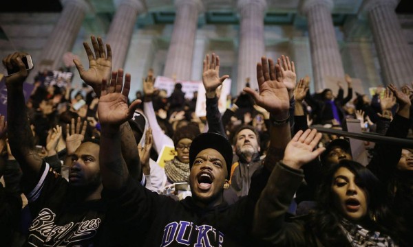 Tensión en Texas por agresión policial a afroamericanos