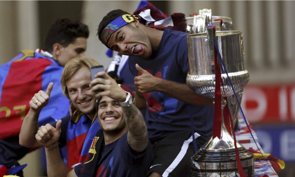 Barcelona se tiñe de azulgrana para celebrar el triplete