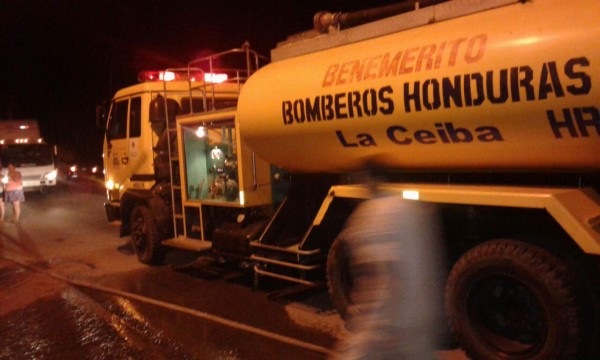 Incendio deja en la calle a dos familias en La Ceiba  