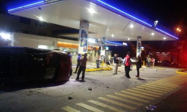 Conductor se estrella contra gasolinera y arranca dos bombas en SPS