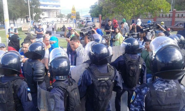 Desalojan a estudiantes frente a la Unah en Tegucigalpa