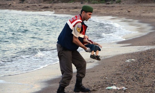'Dios mío, espero que esté vivo', policía que recogió el cuerpo de Aylan