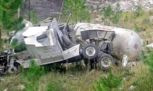 Se vuelca cisterna cargada de LPG en carretera del norte de Honduras