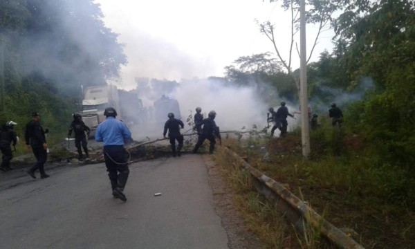 Policía desaloja toma de carretera en Santa Bárbara