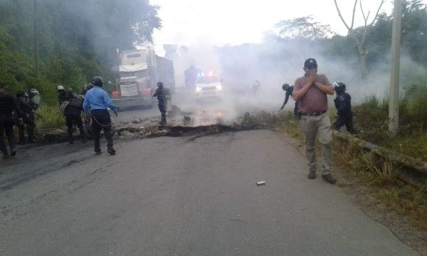 Policía desaloja toma de carretera en Santa Bárbara