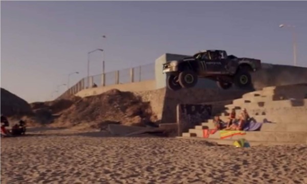 El sonido y el poderío que se vivió con este tipo de camioneta fue inolvidable para los lugareños de un pueblo de México. Foto YouTube.