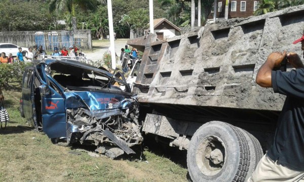Accidente entre rapidito y volqueta deja nueve heridos en Roatán