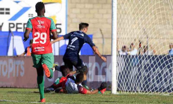 ¡Goleador letal! El gol del argentino Klusener que abrió el marcador en el Motagua - Marathón