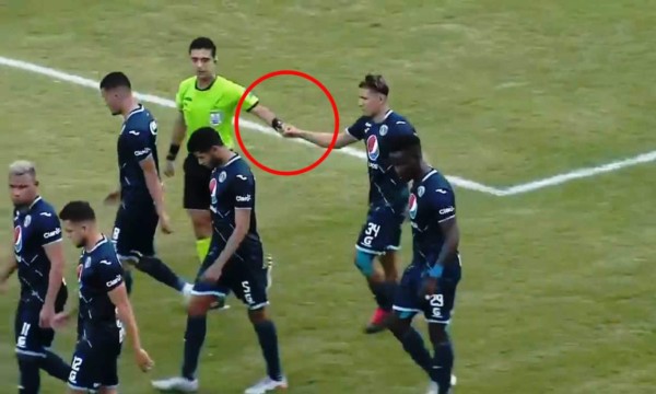 ¿Celebró Kevin López su golazo con el árbitro del partido Platense-Motagua?