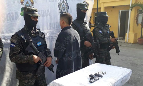 Con armas capturan a dos supuestos pandilleros en San Pedro Sula