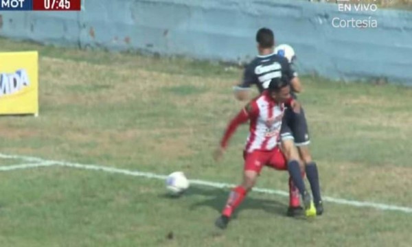 Terrible fallo arbitral: El claro penal que no le pitaron a favor al Motagua ante Vida