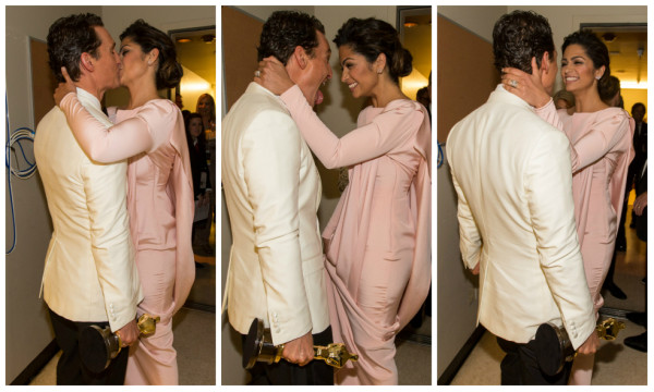 Matthew McConaughey besa a su esposa Camila Alves.