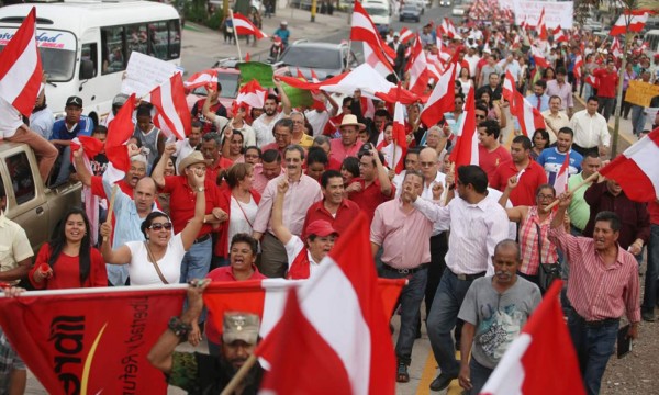 Liberales marchan exigiendo aclarar casos de supuesta corrupción