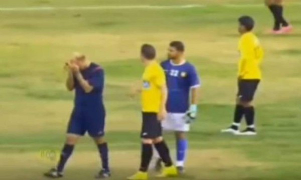 Video: Árbitro llora tras bullying de aficionados