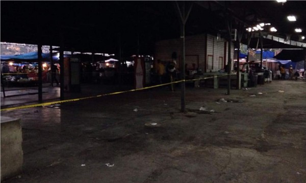 Así luce hoy en horas de la mañana, la Feria del Agricultor y del artesano tras el incendio de ayer en la zona de comidas. Foto cortesía Radio HRN.