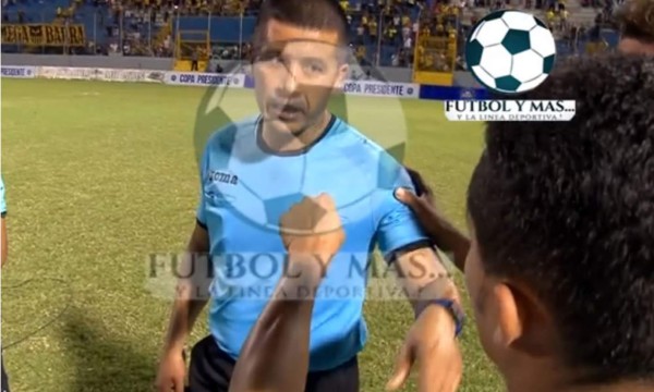 'Ñangui' Cardona y árbitro se retan a pelear afuera del estadio Morazán