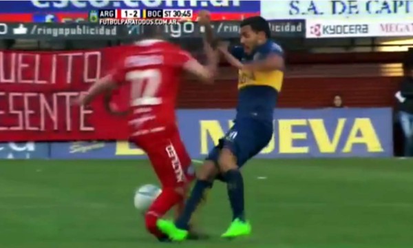 VIDEO: Tévez rompió el tobillo a un rival con violenta entrada