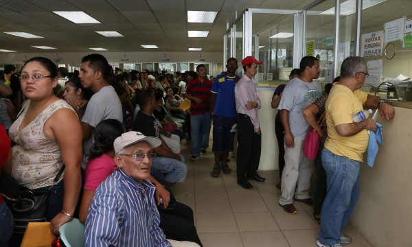 Hasta desmayos produce el calor infernal en el Seguro Social