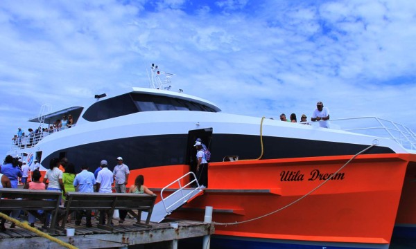 Inauguran ruta de ferry entre Utila y Roatán