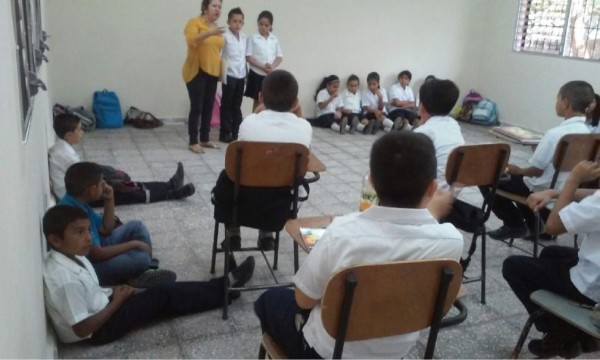 Mil escolares inician clases sentados en el piso en Santa Bárbara