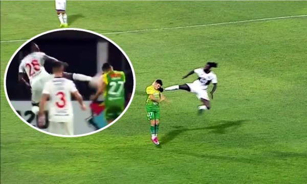 Adebayor debuta en la Copa Libertadores con una patada criminal y expulsión