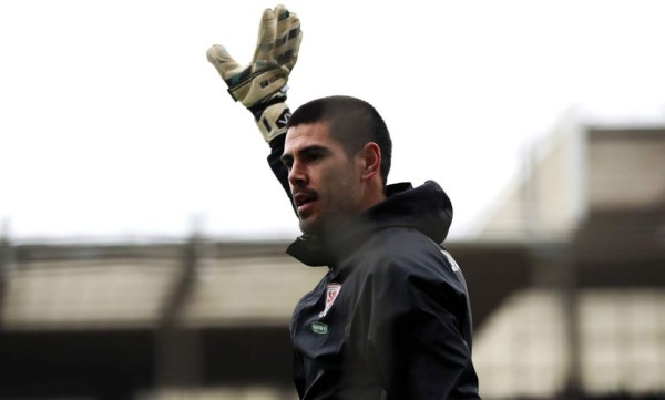 Víctor Valdés dice adiós al fútbol de una forma muy peculiar